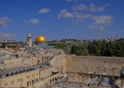 Ciudad antigua de Jerusalén en la que se observa el muro que prolongaba el atrio del Templo.